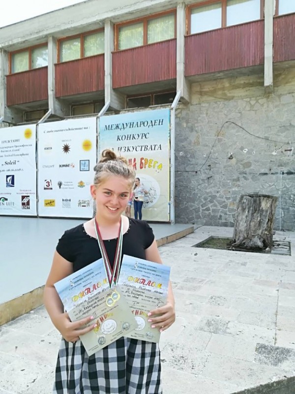 Злато и сребро за певиците от НЧ “Възродена искра 2000“ - Казанлък