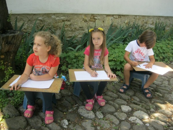 „Арт линия“ творят за пета поредна седмица в етнографския комплекс