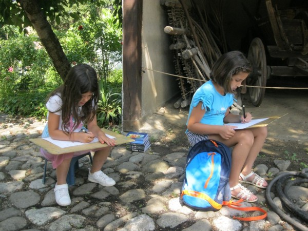 „Арт линия“ творят за пета поредна седмица в етнографския комплекс