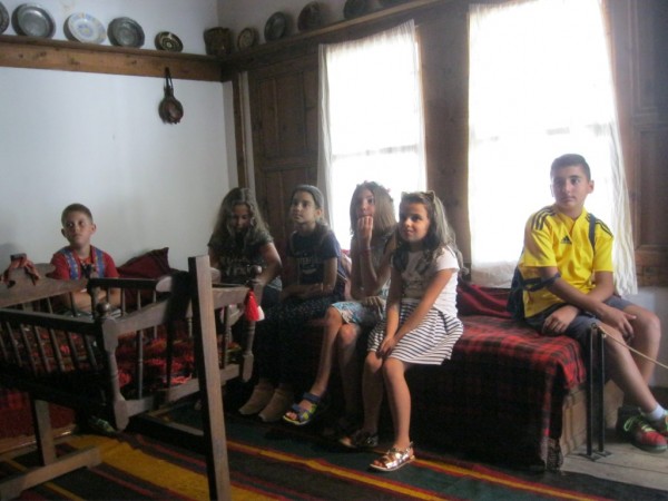 „Арт линия“ творят за пета поредна седмица в етнографския комплекс