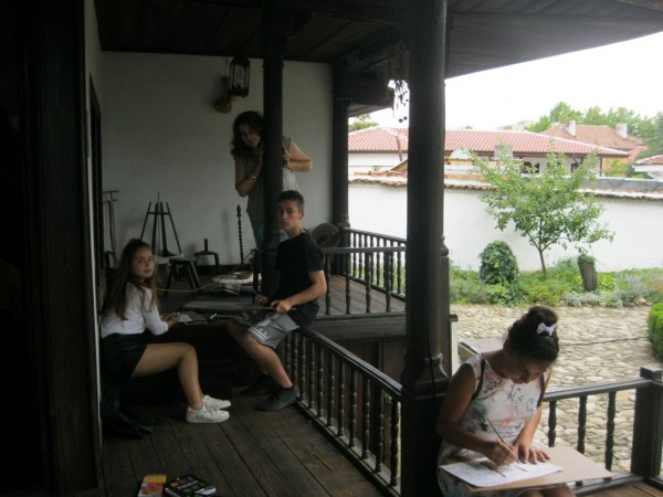 „Арт линия“ творят за пета поредна седмица в етнографския комплекс