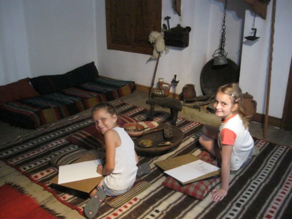 „Арт линия“ творят за пета поредна седмица в етнографския комплекс