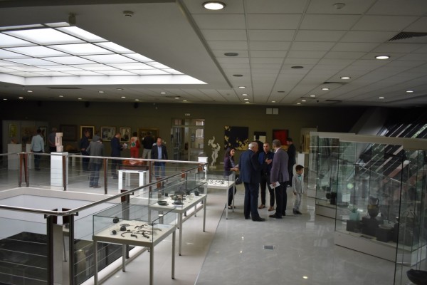 Благотворителната изложба за Художествената гимназия в Казанлък събра близо 10 000 лв.