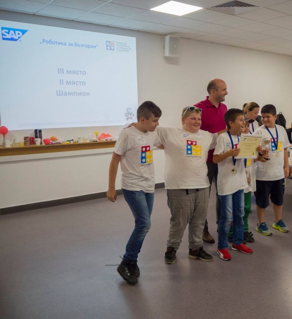 Трето място за казанлъшкия „Робо БУрборко“ на финала на Роботика за България