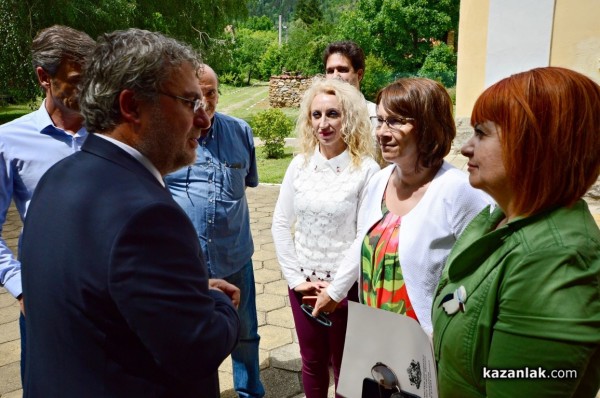 Читалището в Шипка ще бъде реставрирано, обеща министърът на културата