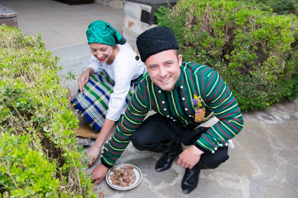 Тракийска сватба пресътвориха казанлъшкото сем. Петкови