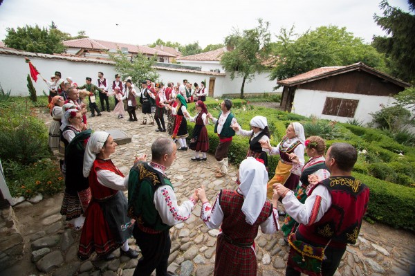 Тракийска сватба пресътвориха казанлъшкото сем. Петкови