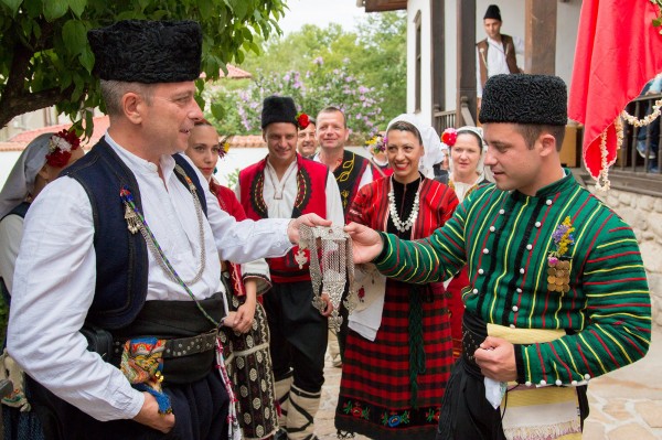 Тракийска сватба пресътвориха казанлъшкото сем. Петкови