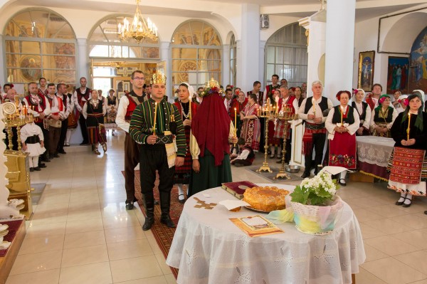 Тракийска сватба пресътвориха казанлъшкото сем. Петкови