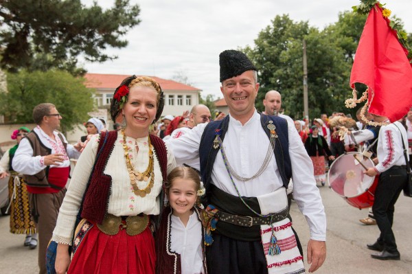 Тракийска сватба пресътвориха казанлъшкото сем. Петкови