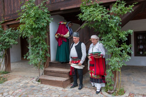 Тракийска сватба пресътвориха казанлъшкото сем. Петкови