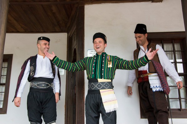 Тракийска сватба пресътвориха казанлъшкото сем. Петкови