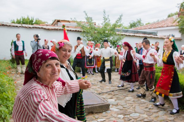 Тракийска сватба пресътвориха казанлъшкото сем. Петкови
