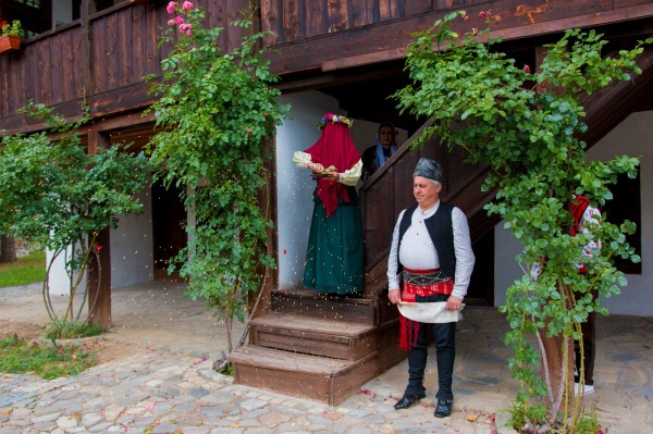 Тракийска сватба пресътвориха казанлъшкото сем. Петкови