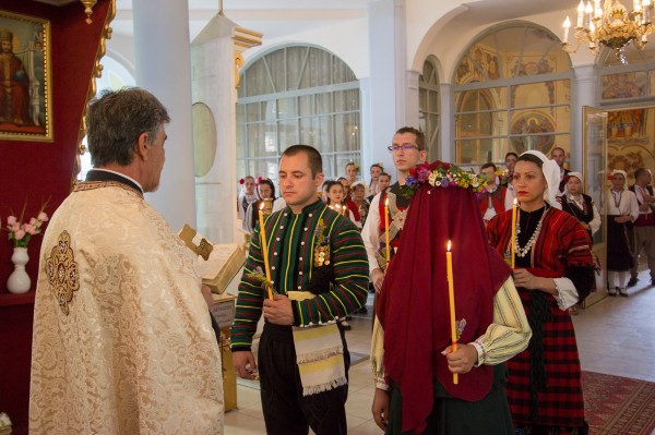 Тракийска сватба пресътвориха казанлъшкото сем. Петкови