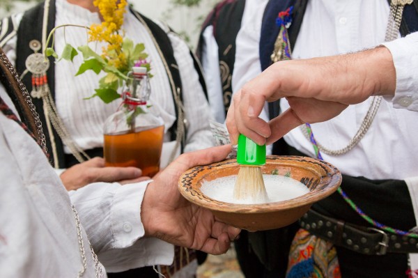 Тракийска сватба пресътвориха казанлъшкото сем. Петкови