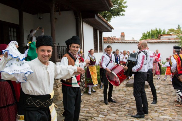 Тракийска сватба пресътвориха казанлъшкото сем. Петкови