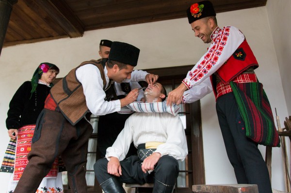 Тракийска сватба пресътвориха казанлъшкото сем. Петкови