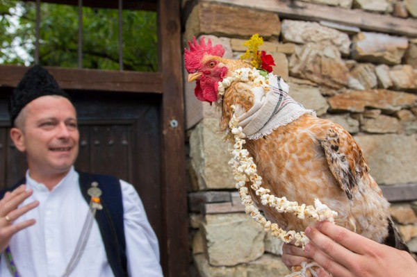 Тракийска сватба пресътвориха казанлъшкото сем. Петкови