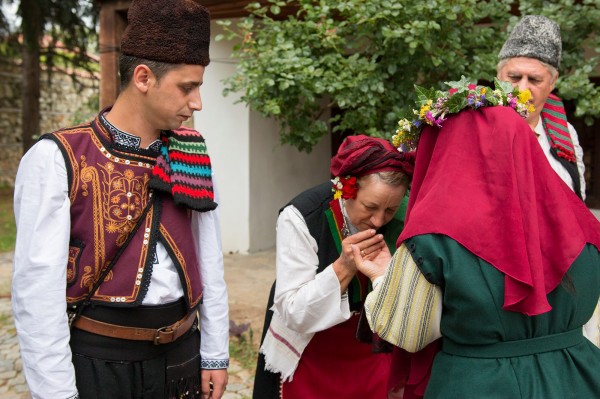 Тракийска сватба пресътвориха казанлъшкото сем. Петкови