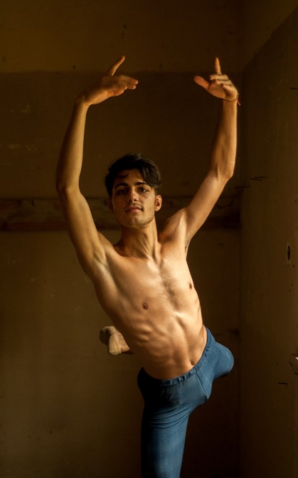 Уникална балетна фотосесия в рушащото се читалище в Шипка