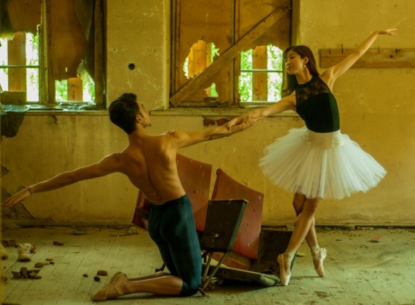 Уникална балетна фотосесия в рушащото се читалище в Шипка