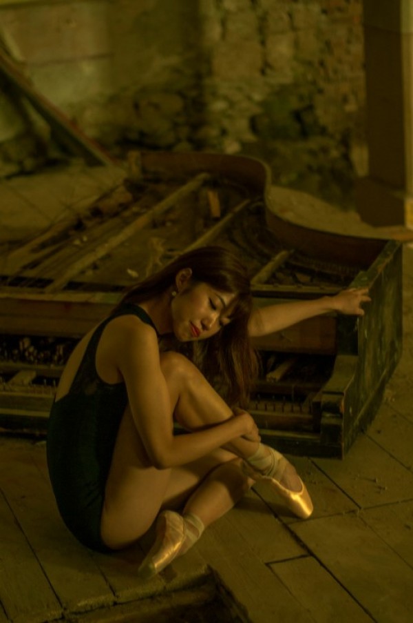 Уникална балетна фотосесия в рушащото се читалище в Шипка