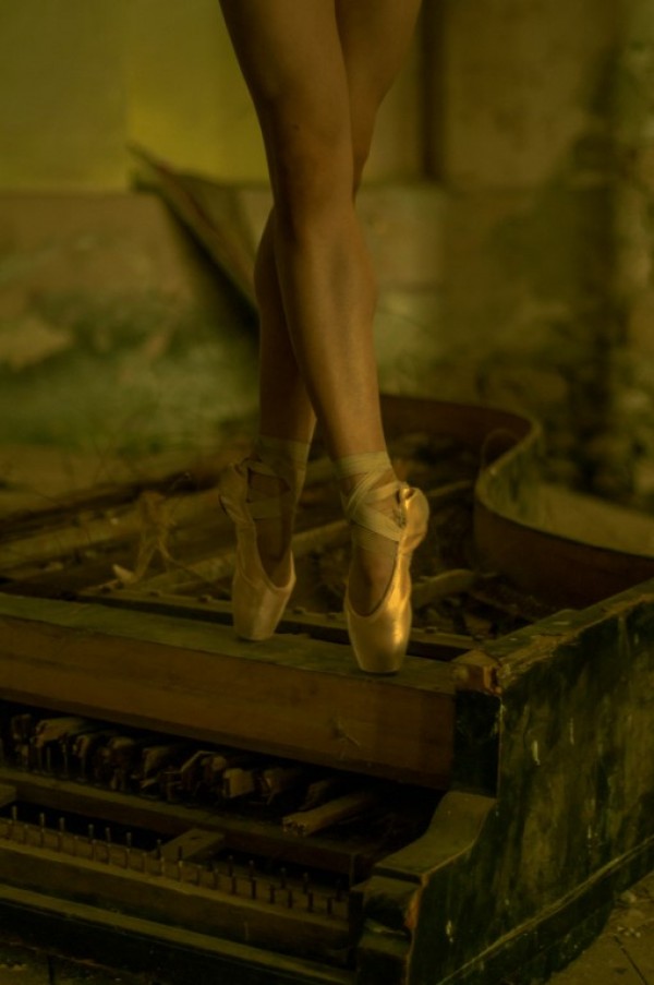 Уникална балетна фотосесия в рушащото се читалище в Шипка