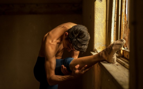 Уникална балетна фотосесия в рушащото се читалище в Шипка