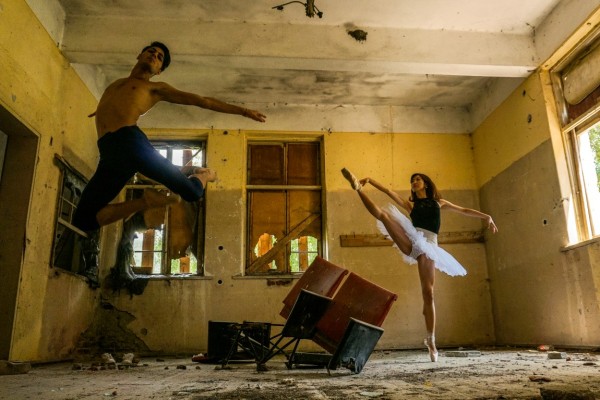 Уникална балетна фотосесия в рушащото се читалище в Шипка