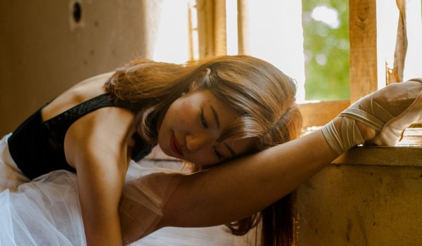 Уникална балетна фотосесия в рушащото се читалище в Шипка