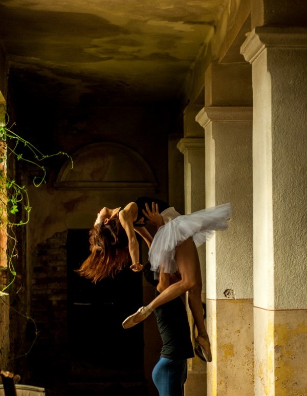 Уникална балетна фотосесия в рушащото се читалище в Шипка
