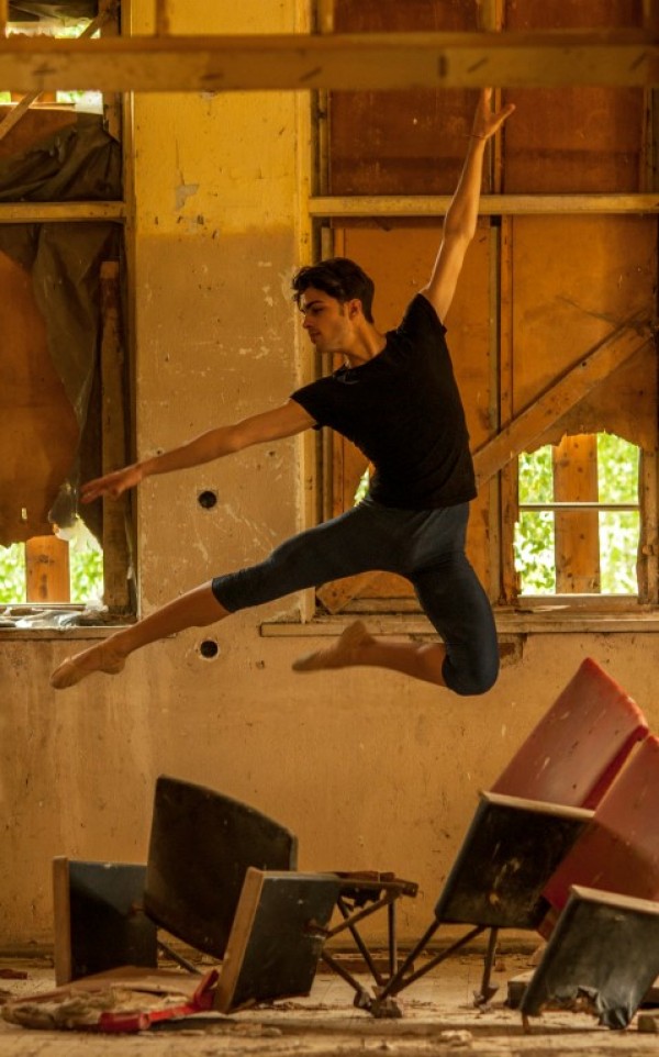 Уникална балетна фотосесия в рушащото се читалище в Шипка