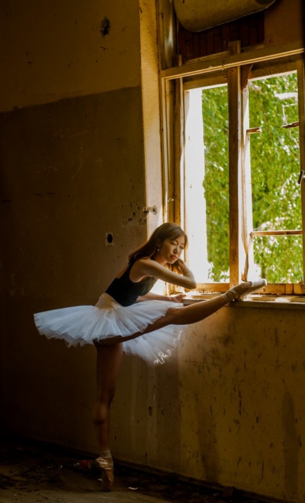 Уникална балетна фотосесия в рушащото се читалище в Шипка