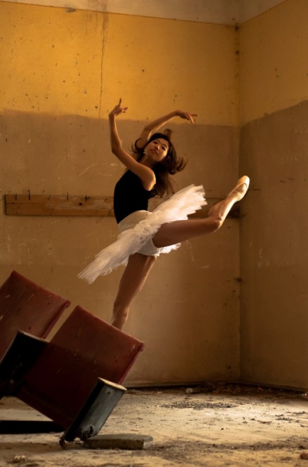 Уникална балетна фотосесия в рушащото се читалище в Шипка