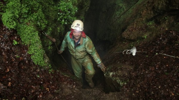 Казанлъшките пещерняци и приятели посрещнаха Джулая в пещера Бузлуджа