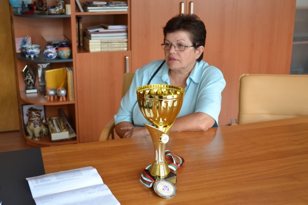 Купа и медали за Община Казанлък от международната спартакиада на учителите