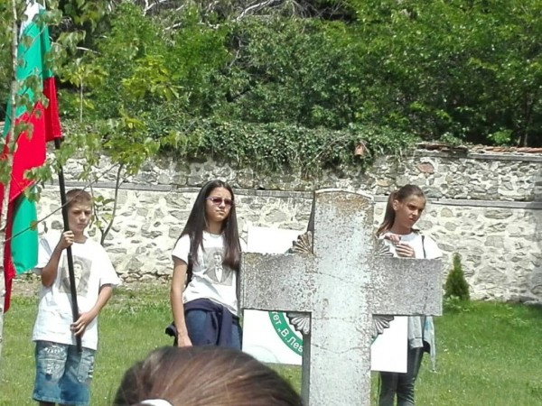 Цветя и почит за Хаджи Димитър и Стефан Караджа в Енина