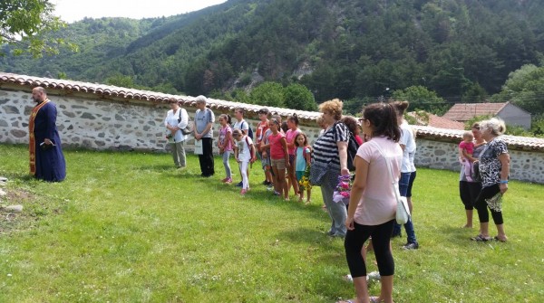 Цветя и почит за Хаджи Димитър и Стефан Караджа в Енина