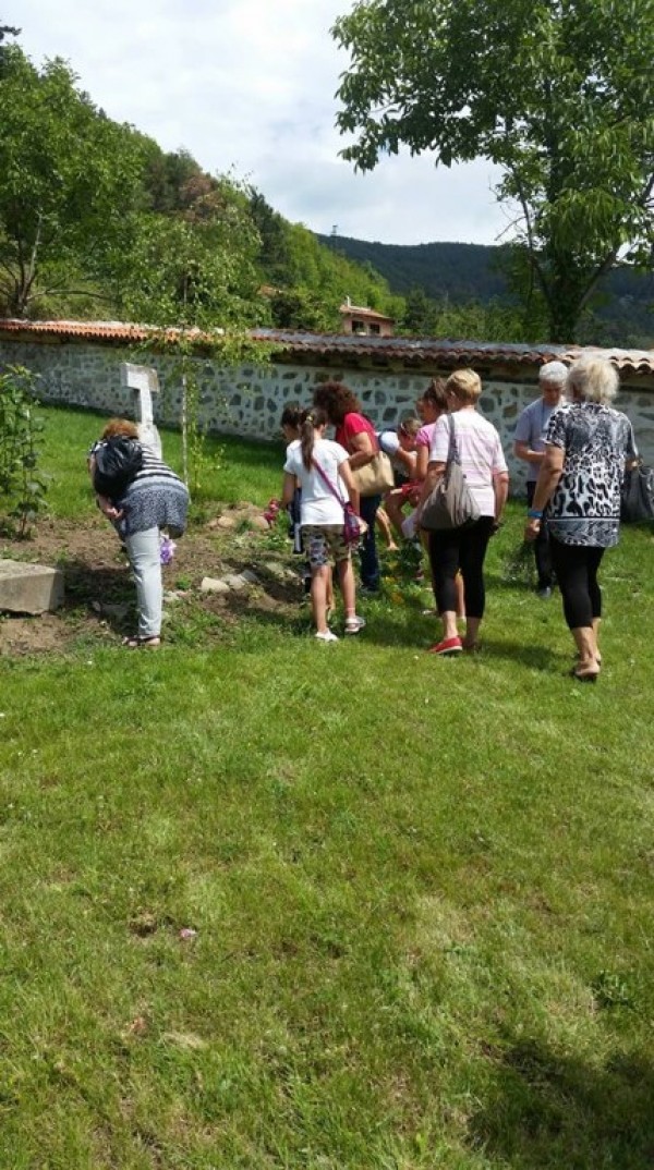 Цветя и почит за Хаджи Димитър и Стефан Караджа в Енина