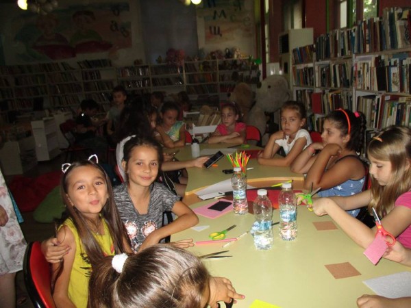 Художничката Катя Христова твори заедно с деца в библиотеката