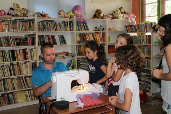 Творчески ателиета обучават деца и младежи в библиотека “Искра“