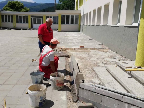 Нов живот за едно от най-старите училища 