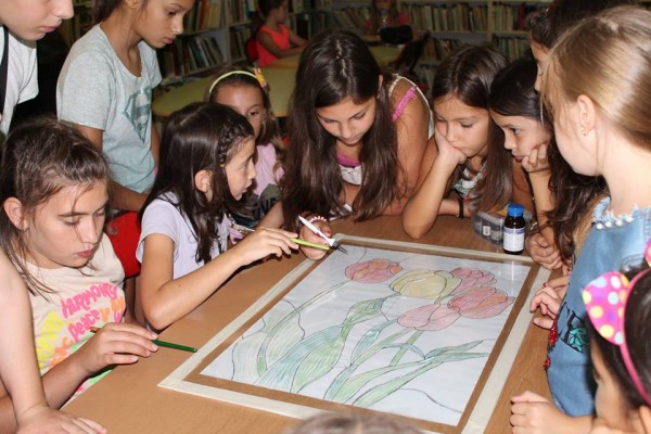 Творчески ателиета обучават деца и младежи в библиотека “Искра“
