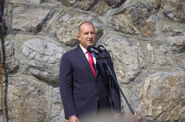 Румен Радев на Шипка: Вие давате урок по история на цяла България