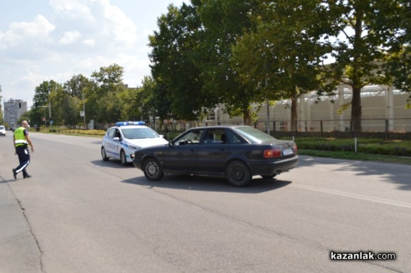 Опит за ляв завой изпрати отсрещна кола върху градинка