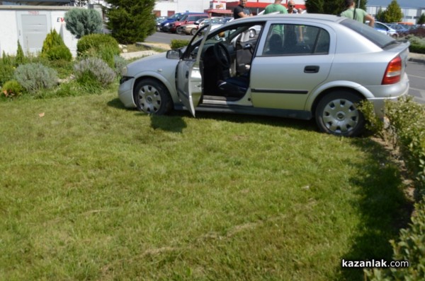 Опит за ляв завой изпрати отсрещна кола върху градинка