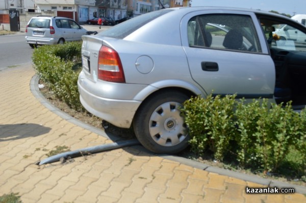 Опит за ляв завой изпрати отсрещна кола върху градинка