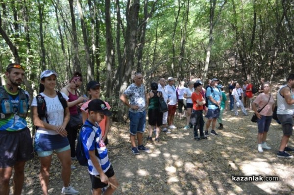 Походът на мълчанието до Мегалита в Бузовград се превърна в Първи поход до Ранносредновековната църква на Бузово кале