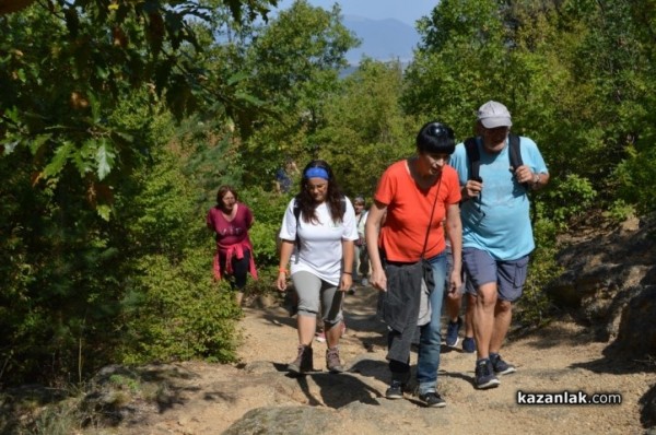 Походът на мълчанието до Мегалита в Бузовград се превърна в Първи поход до Ранносредновековната църква на Бузово кале